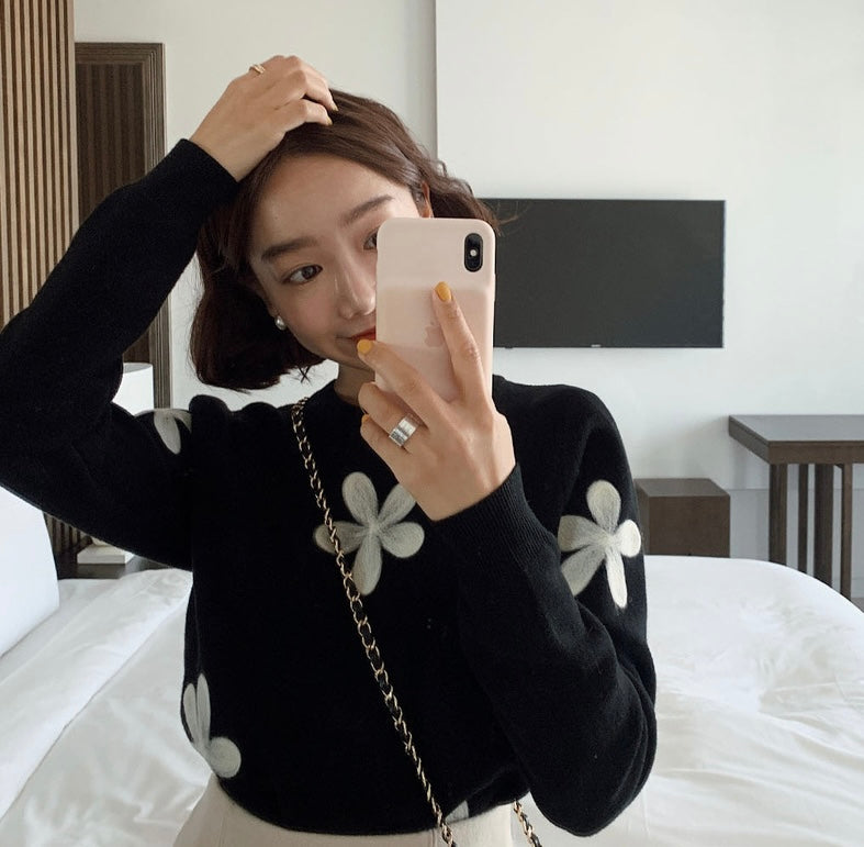 刺繍の花柄トップス