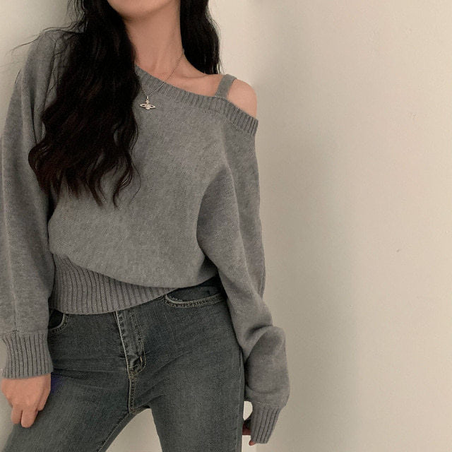 One-shoulder asymmetrical neckline sweater