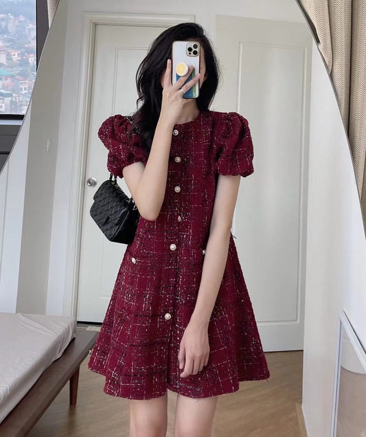 パフスリーブの赤いドレス