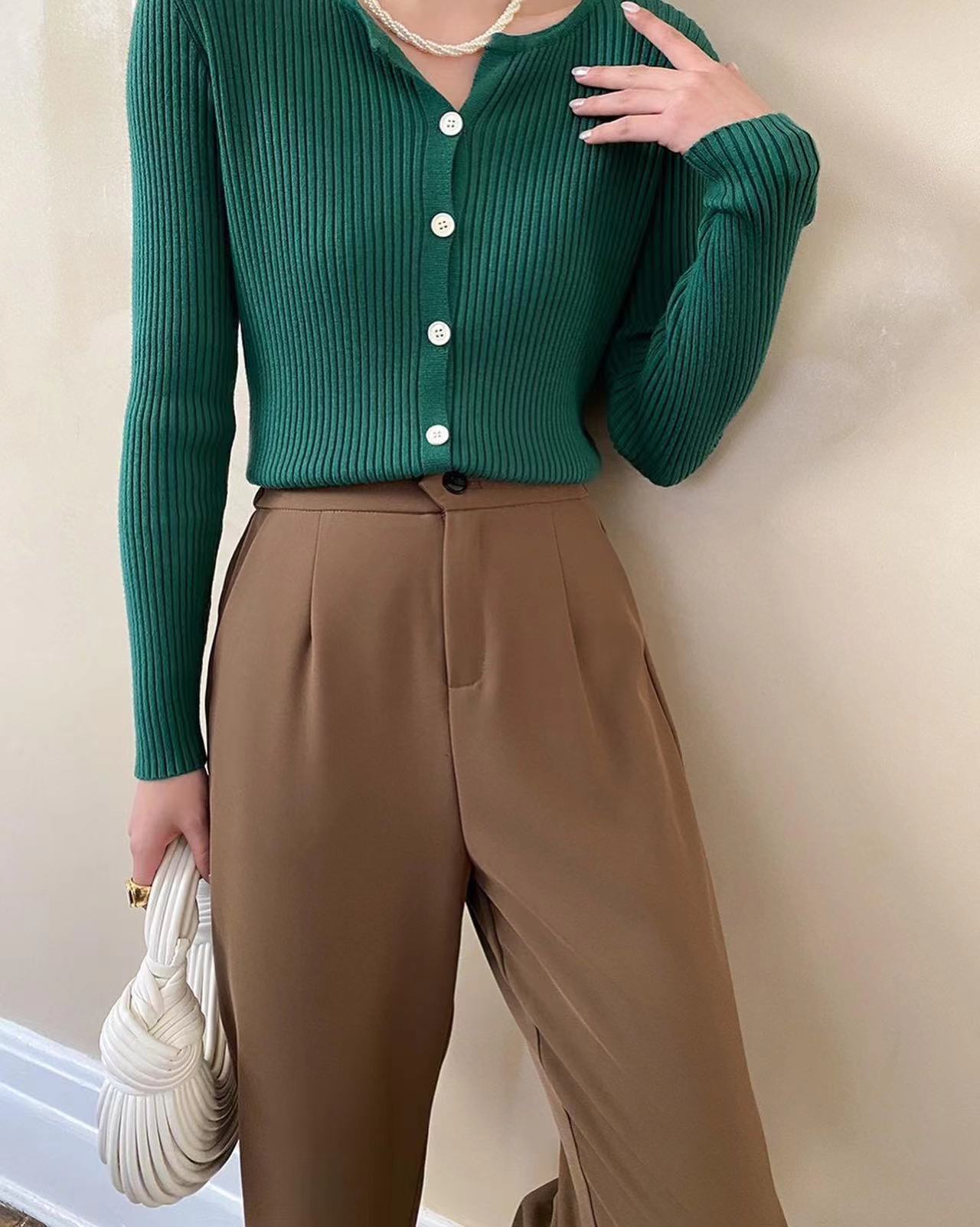 ハイウエストアンクル丈のスラックス