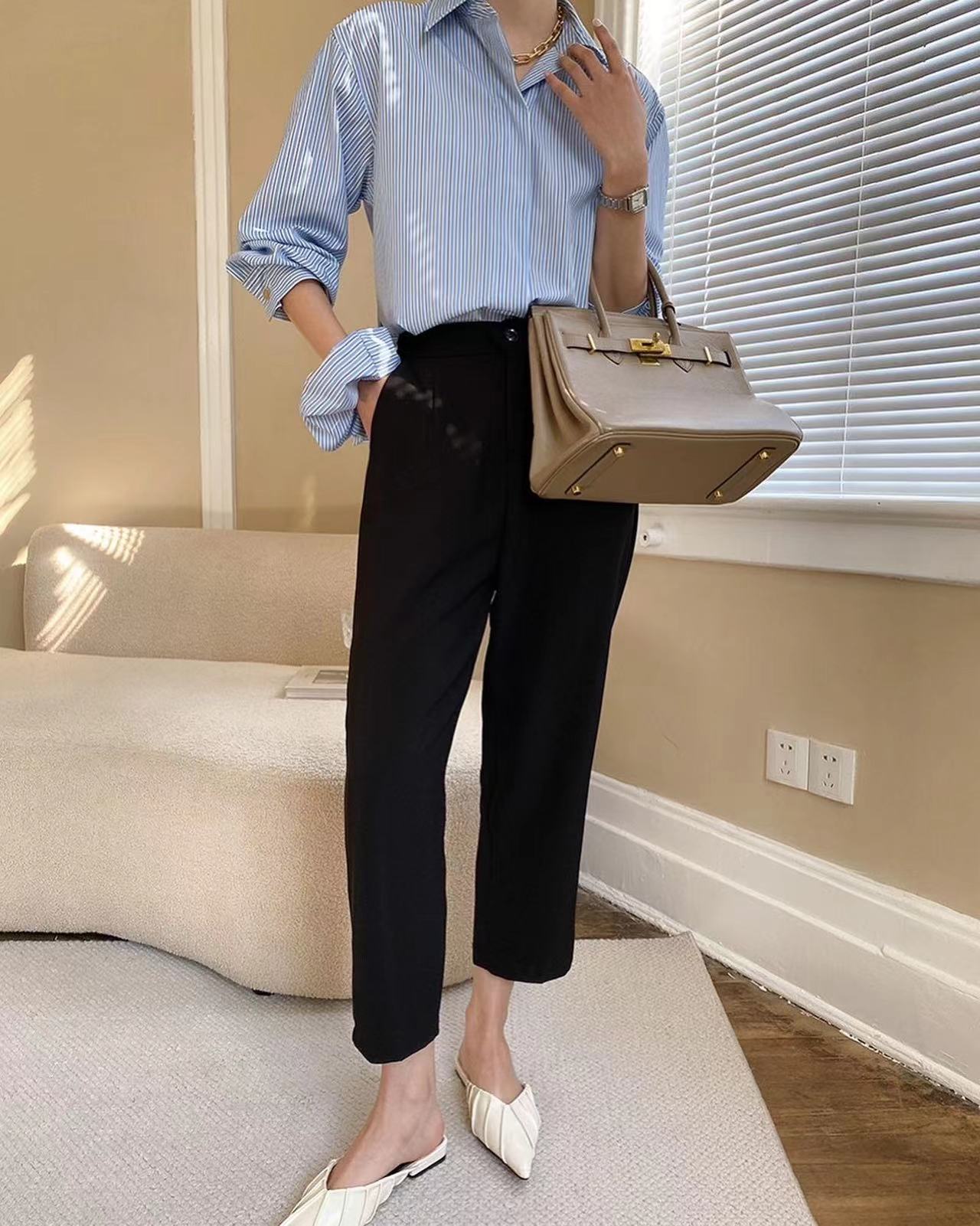 ハイウエストアンクル丈のスラックス