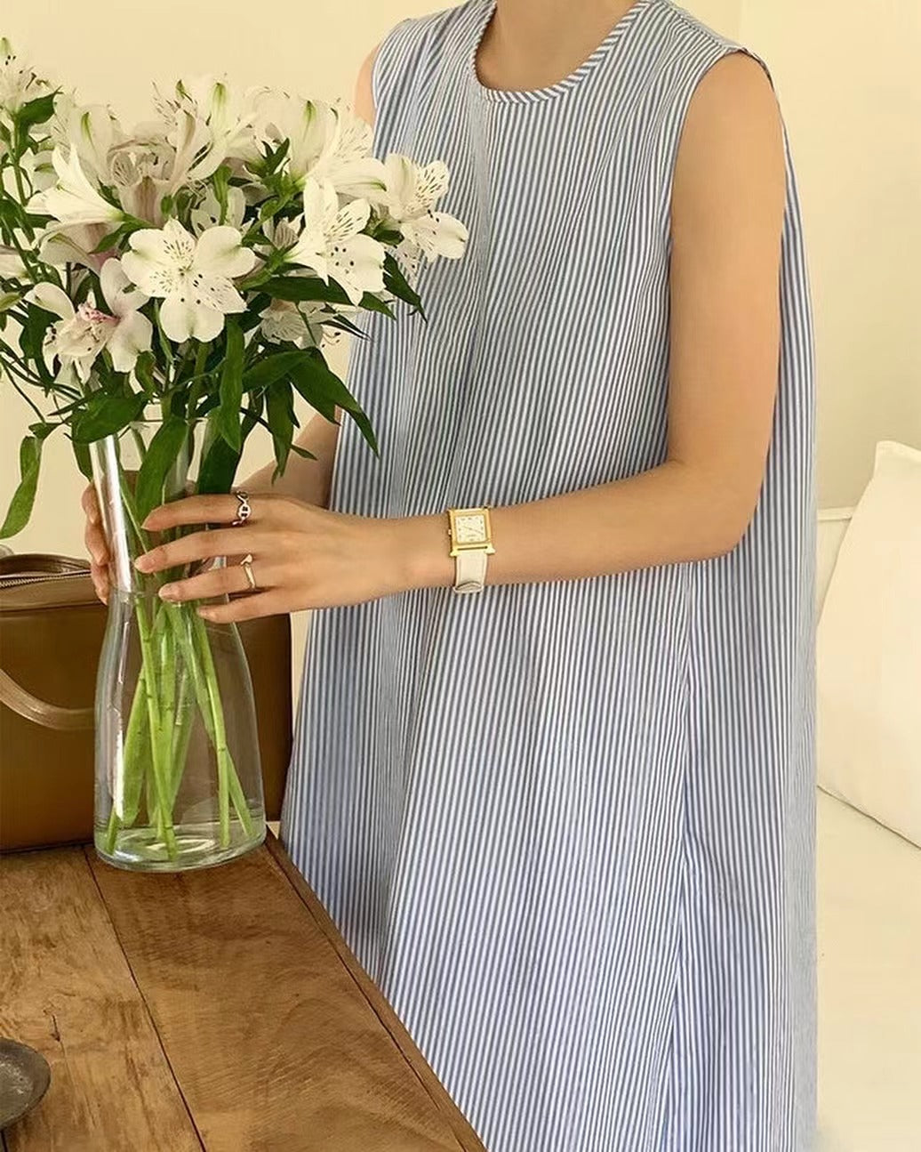 穴あきバックレスタンクトップドレス