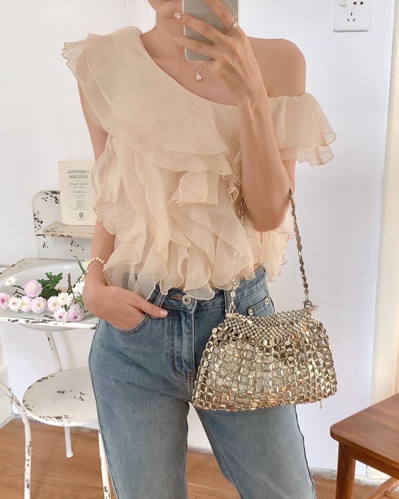 斜め襟のフリルブラウス