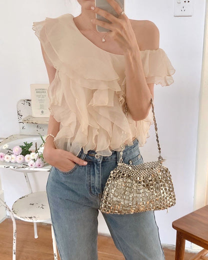 斜め襟のフリルブラウス