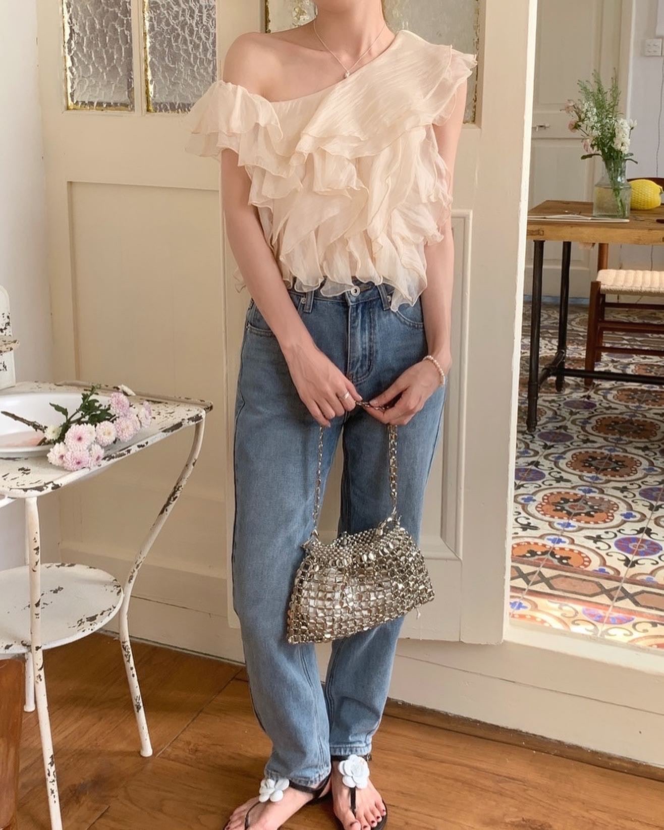 斜め襟のフリルブラウス