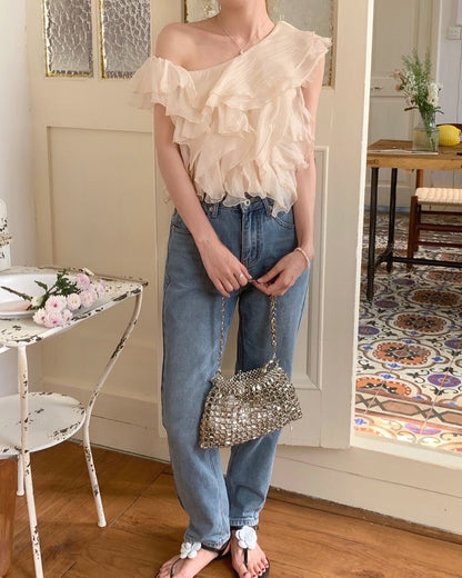 斜め襟のフリルブラウス