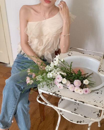 斜め襟のフリルブラウス