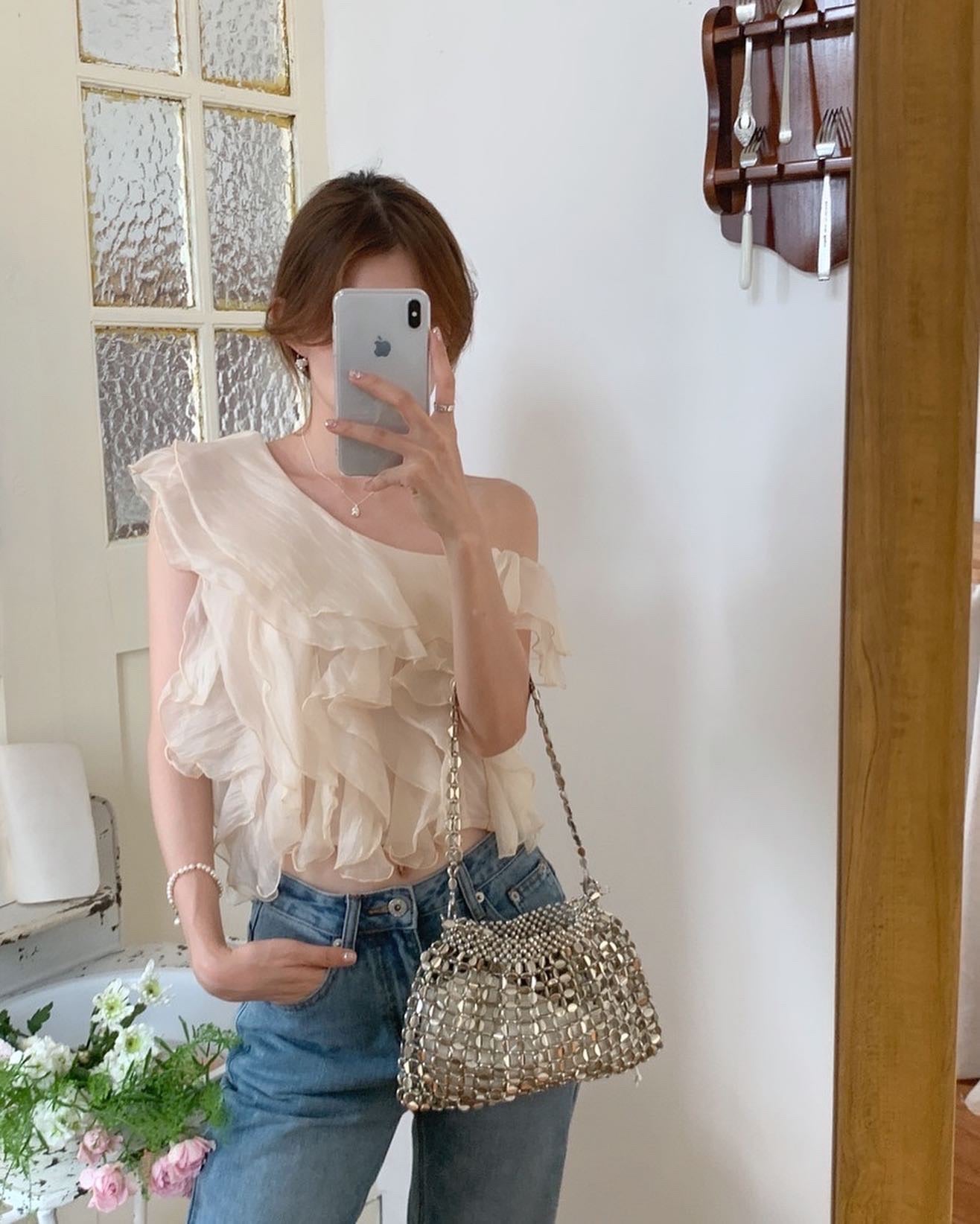 斜め襟のフリルブラウス