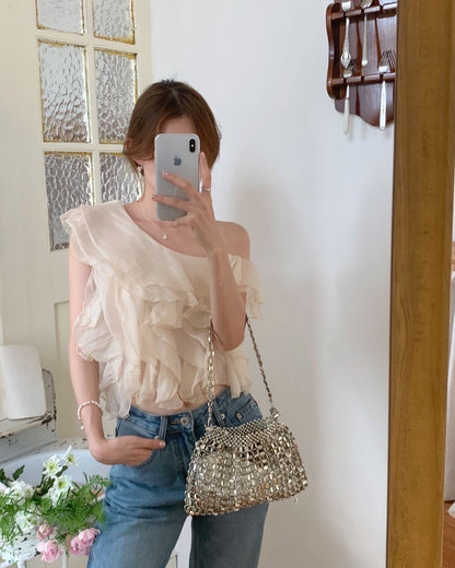 斜め襟のフリルブラウス