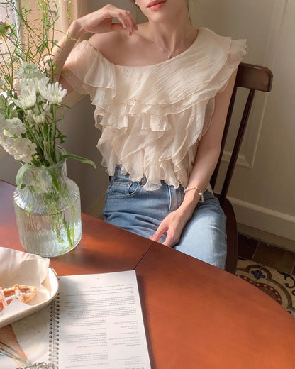 斜め襟のフリルブラウス