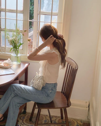 斜め襟のフリルブラウス