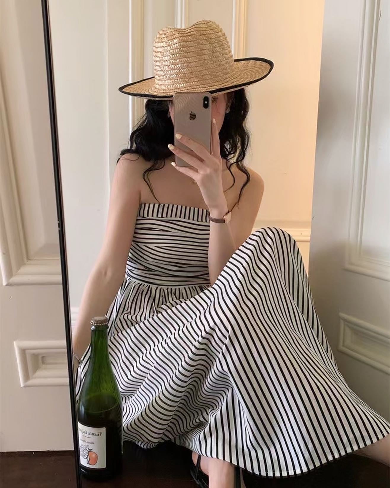 黒白のストライプのチューブトップドレス