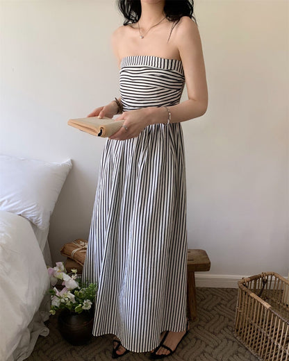 黒白のストライプのチューブトップドレス