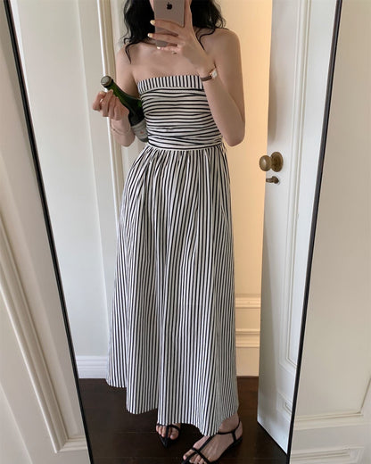 黒白のストライプのチューブトップドレス