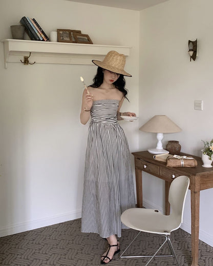 黒白のストライプのチューブトップドレス