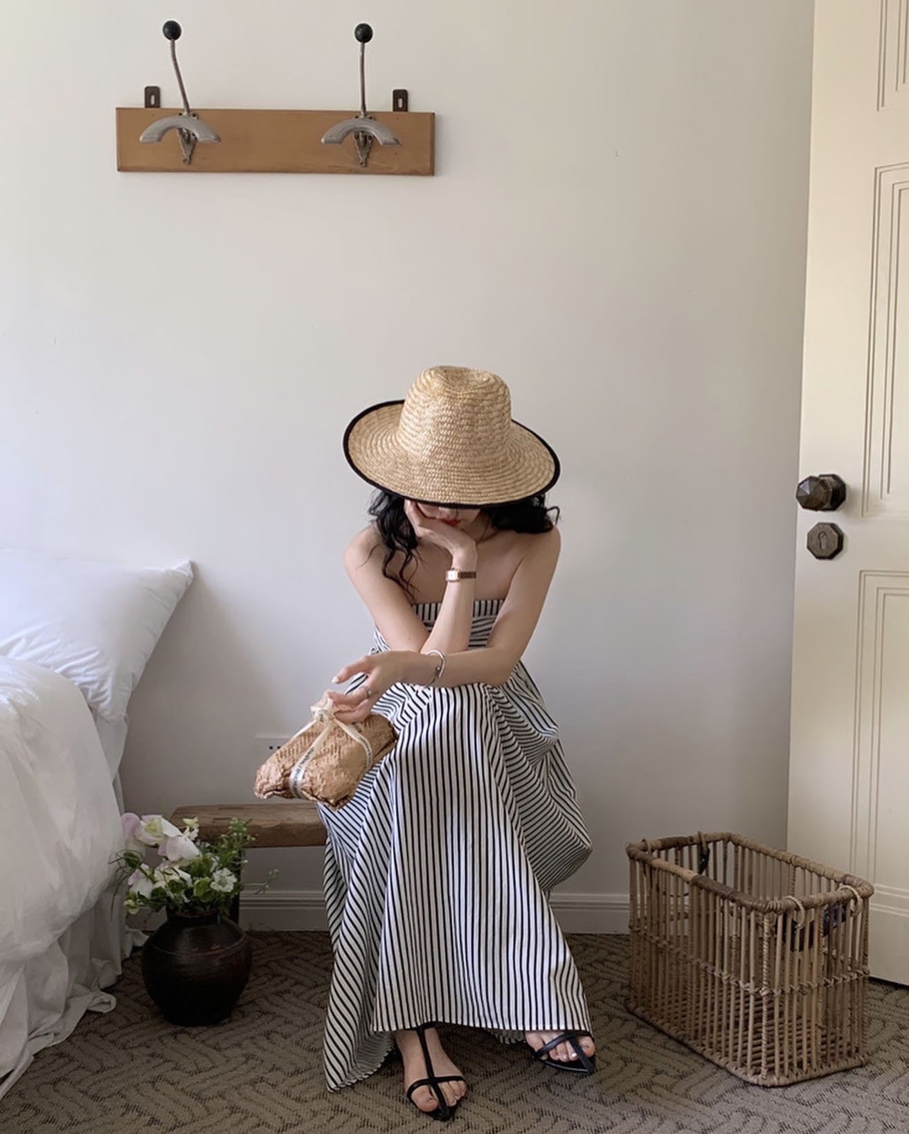 黒白のストライプのチューブトップドレス