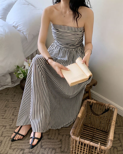 黒白のストライプのチューブトップドレス