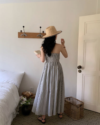 黒白のストライプのチューブトップドレス