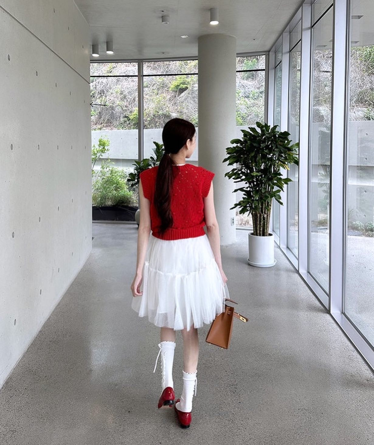 透かし編みベスト+チュールスカート