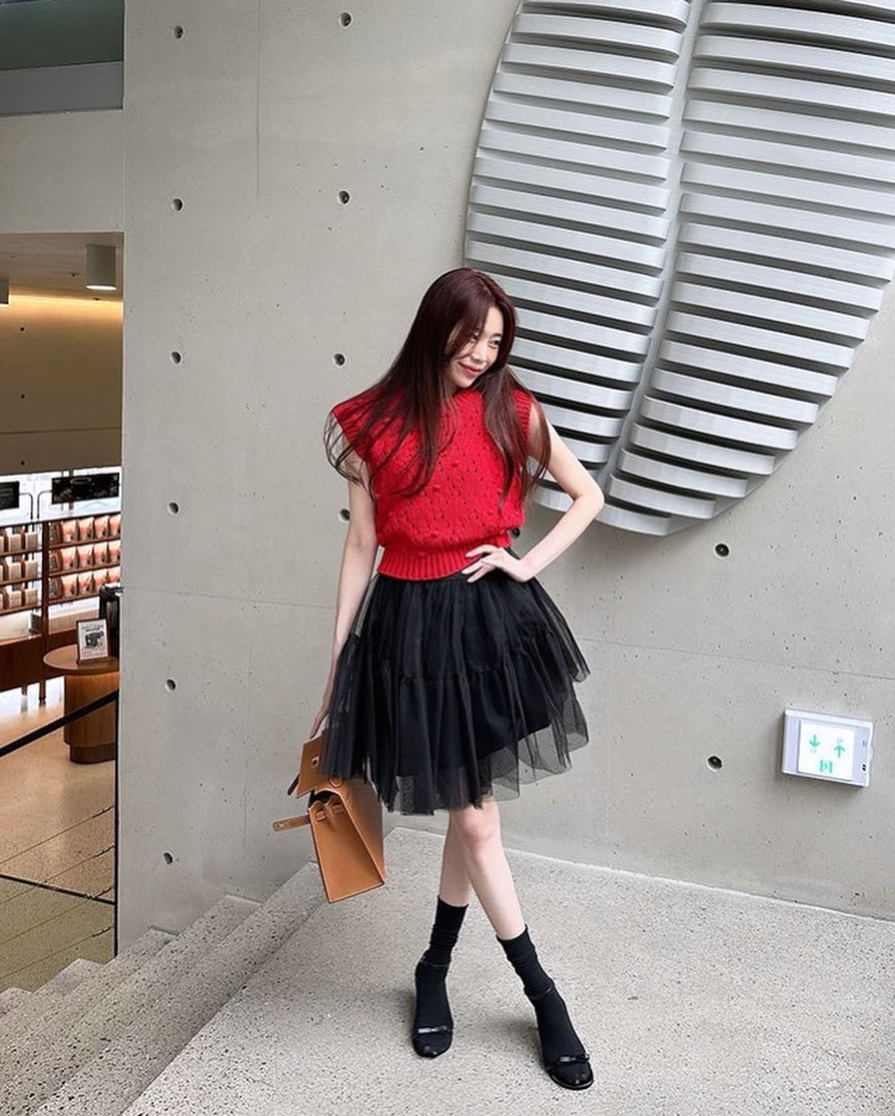 透かし編みベスト+チュールスカート