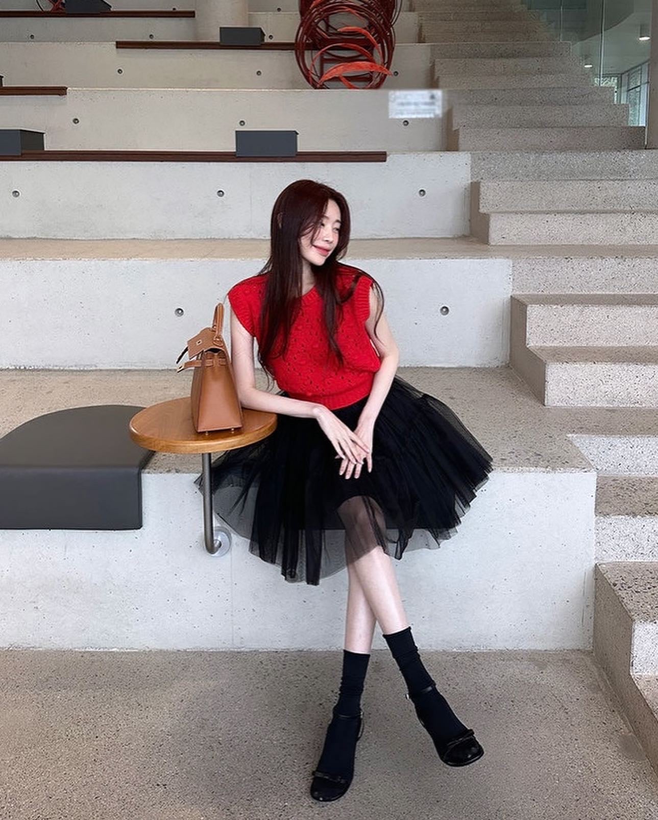 透かし編みベスト+チュールスカート