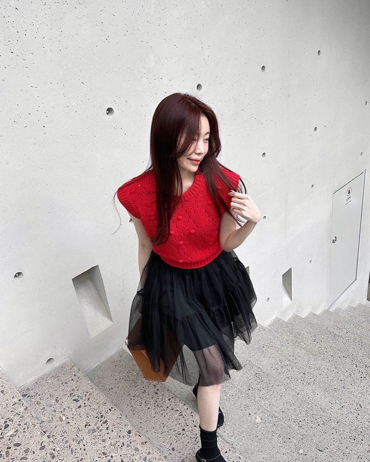 透かし編みベスト+チュールスカート