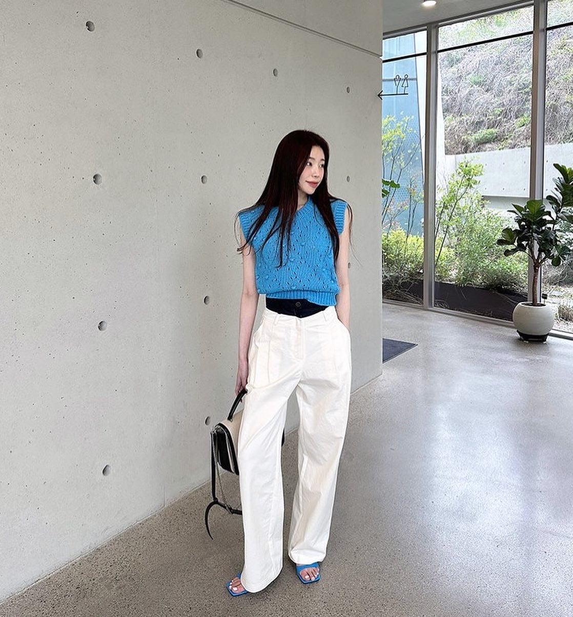 透かし編みベスト+チュールスカート