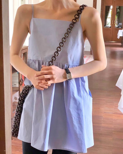 バックオープンのギャザー付きミニサロペットスカート