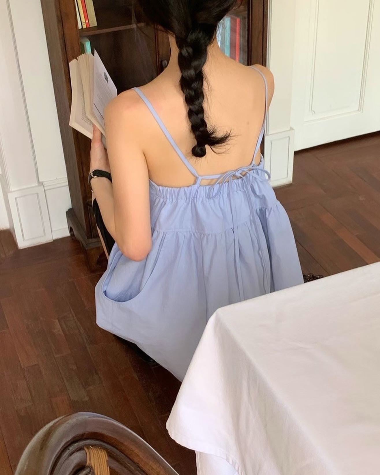 バックオープンのギャザー付きミニサロペットスカート