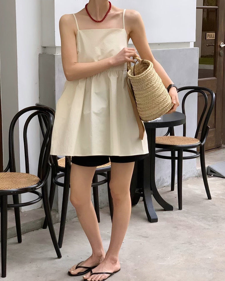 バックオープンのギャザー付きミニサロペットスカート