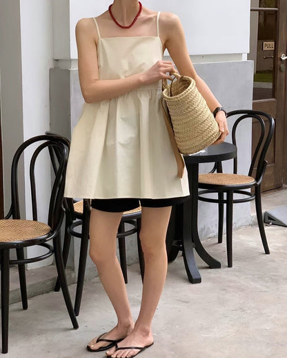 バックオープンのギャザー付きミニサロペットスカート