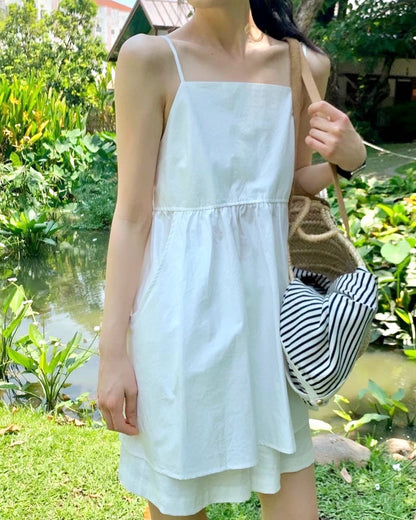 バックオープンのギャザー付きミニサロペットスカート