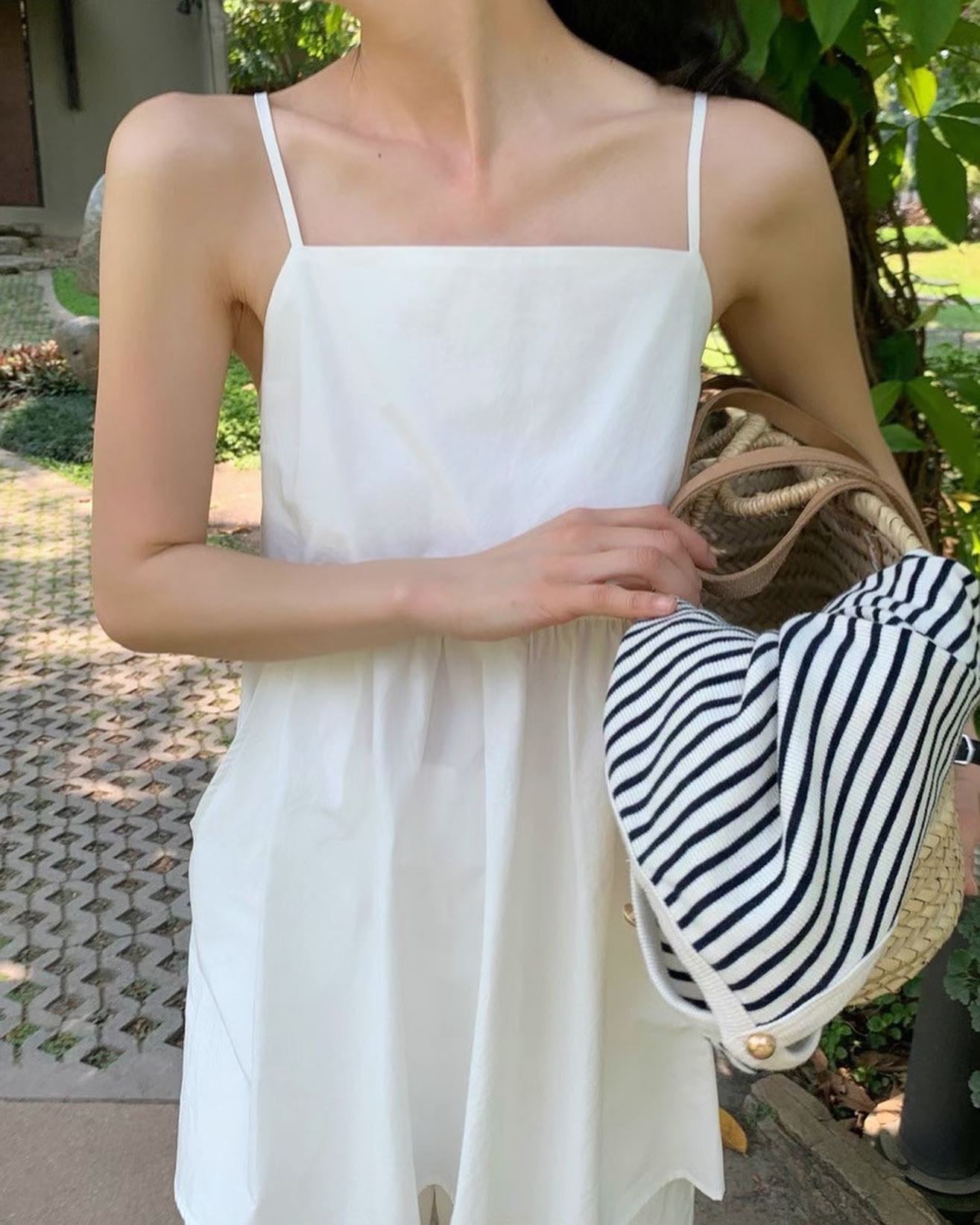 バックオープンのギャザー付きミニサロペットスカート