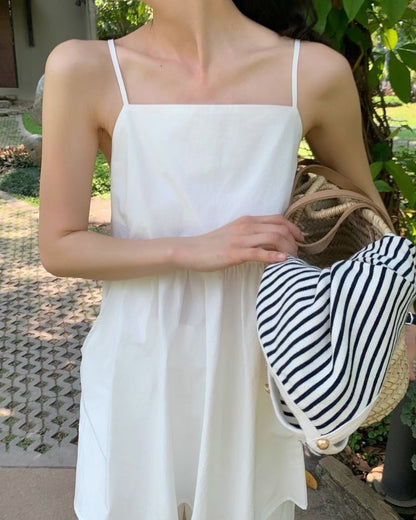 バックオープンのギャザー付きミニサロペットスカート