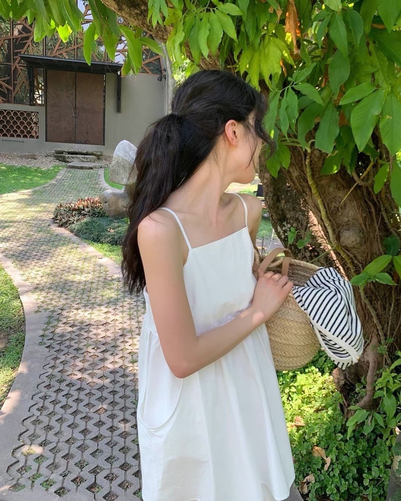 バックオープンのギャザー付きミニサロペットスカート