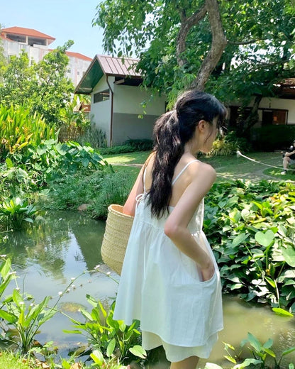 バックオープンのギャザー付きミニサロペットスカート