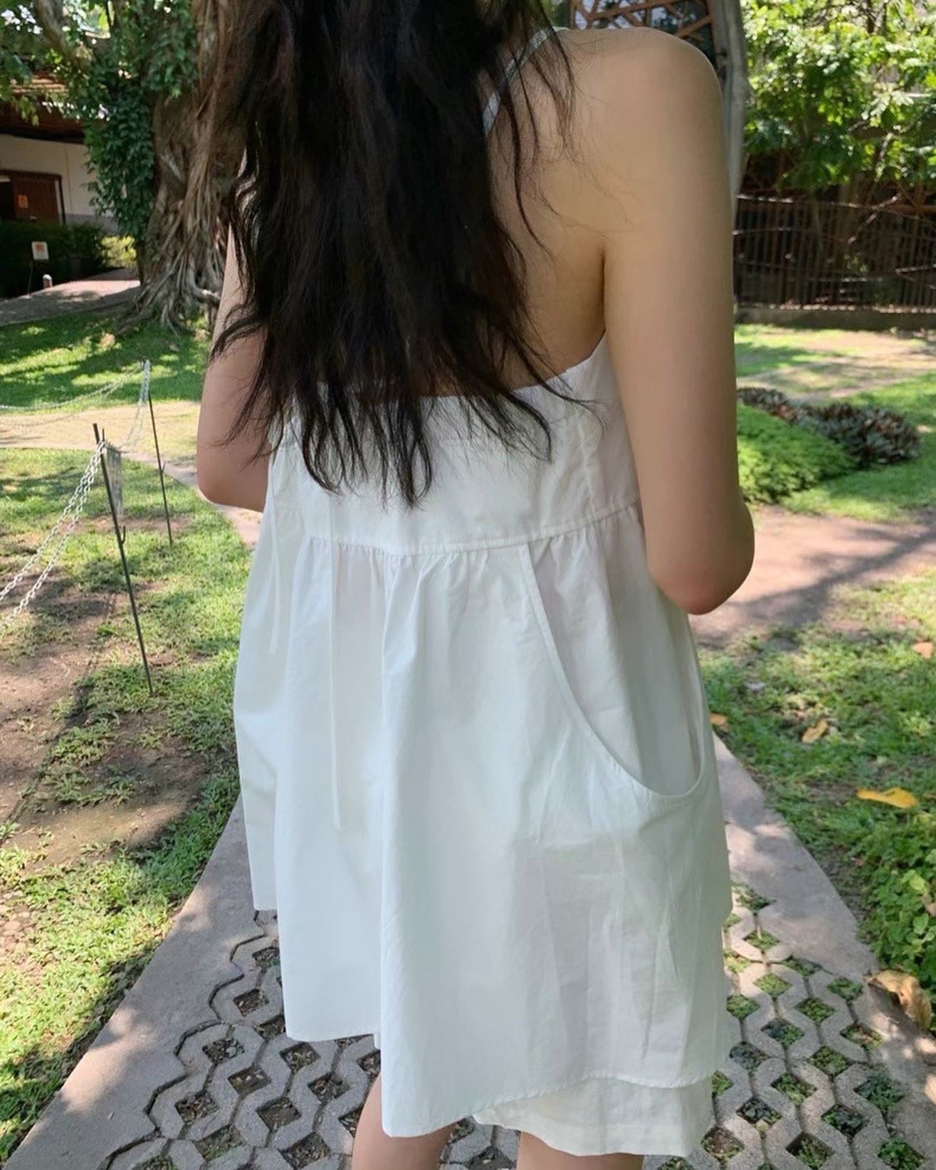 バックオープンのギャザー付きミニサロペットスカート