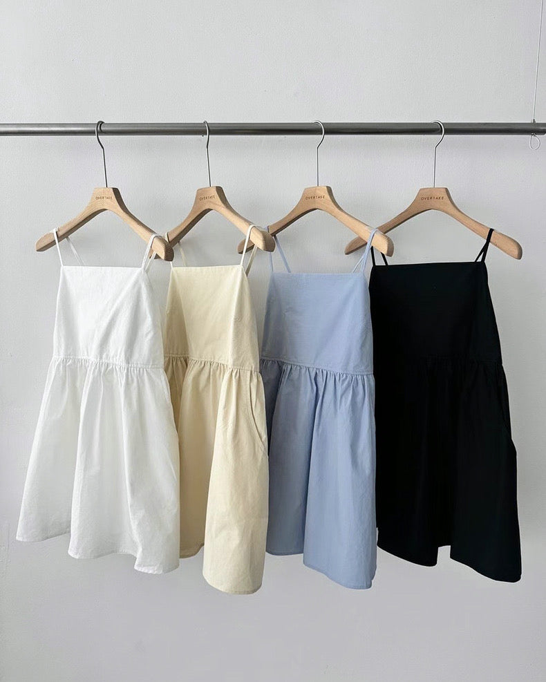 バックオープンのギャザー付きミニサロペットスカート