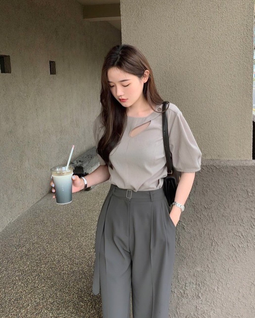 カットアウトパフスリーブトップス