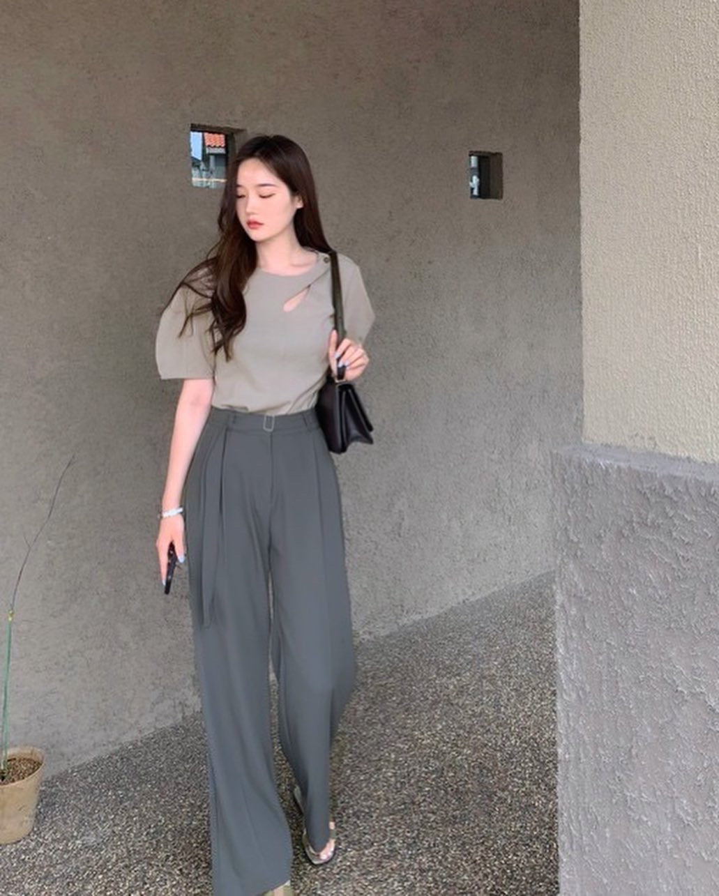 カットアウトパフスリーブトップス