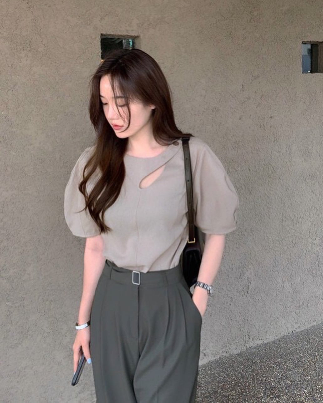 カットアウトパフスリーブトップス