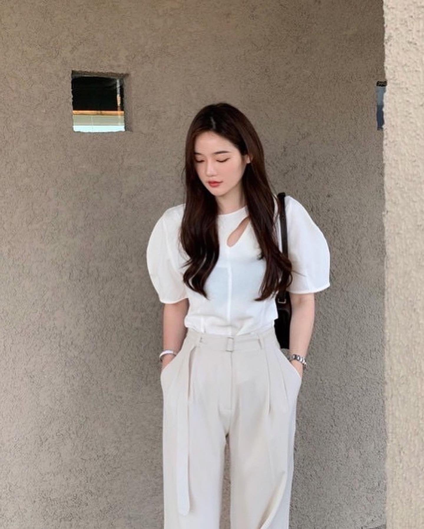 カットアウトパフスリーブトップス