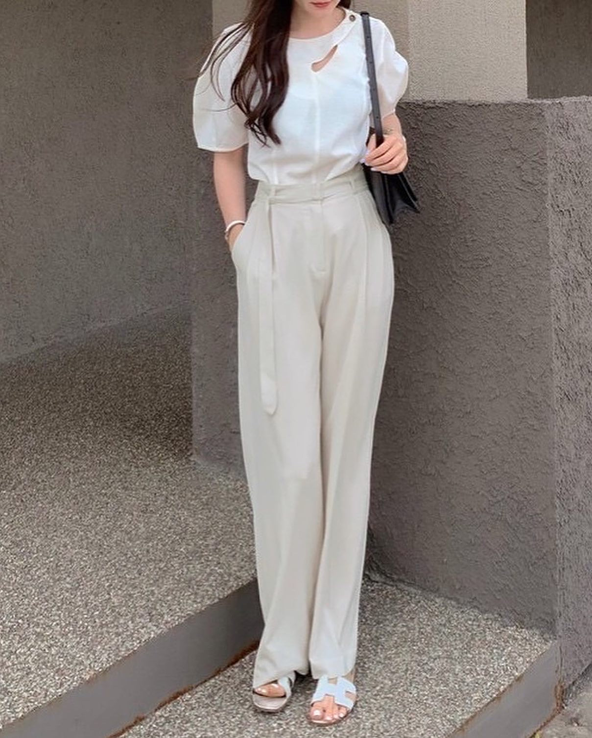 カットアウトパフスリーブトップス