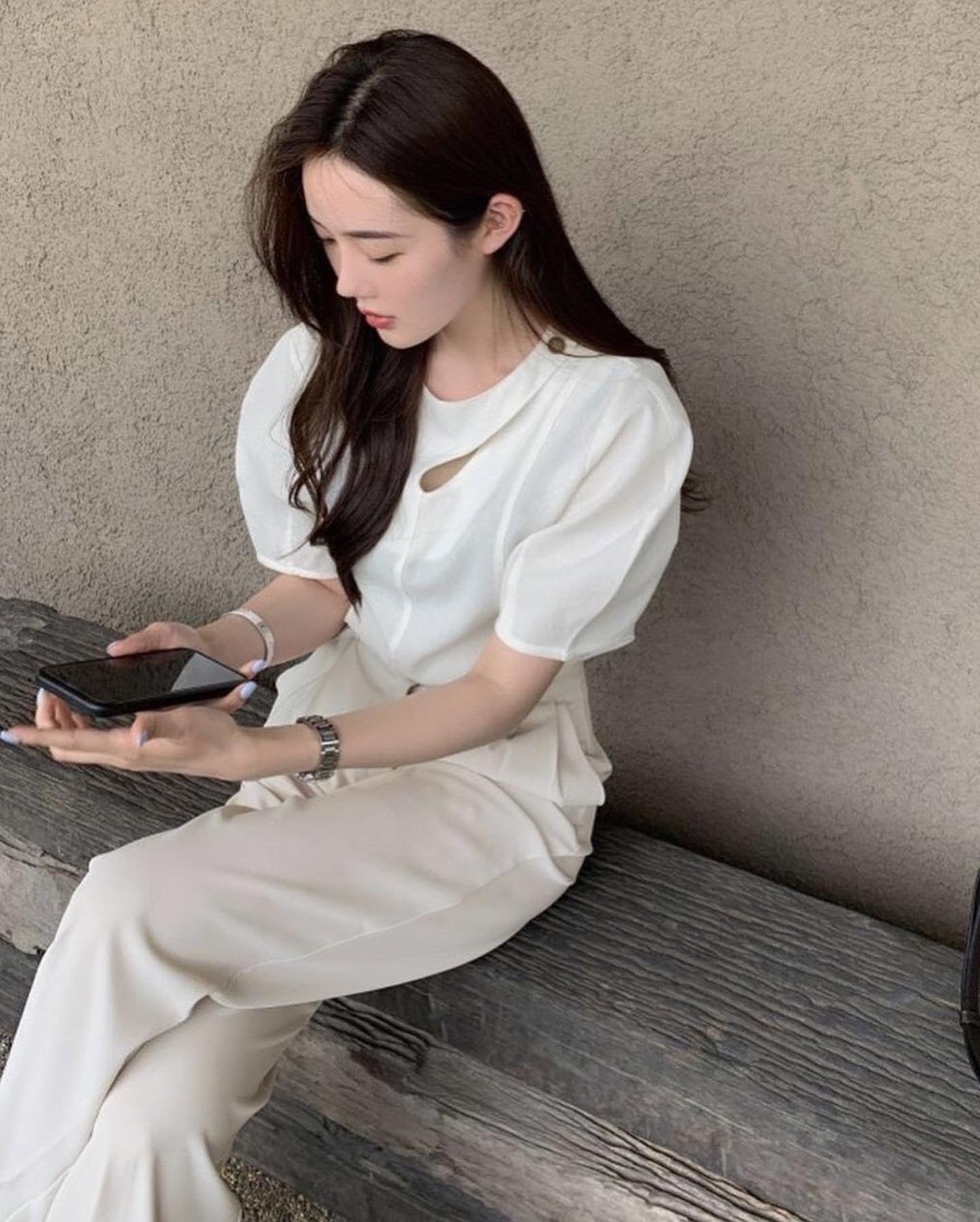 カットアウトパフスリーブトップス