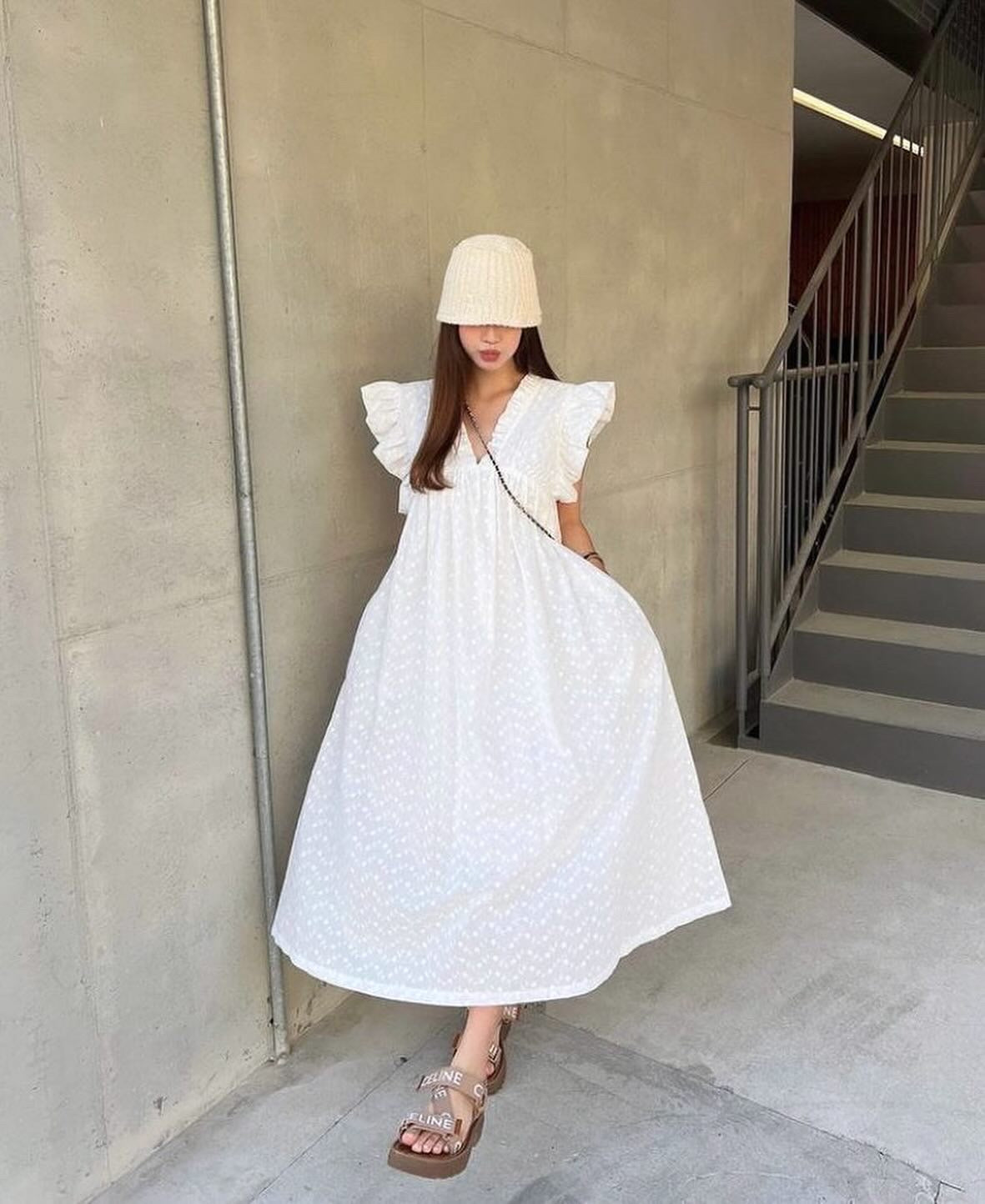 白色荷葉邊連身裙