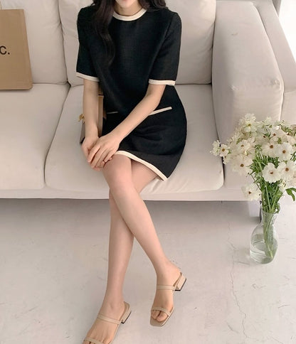 白い縁付きラウンドネックのシャネル風ワンピース