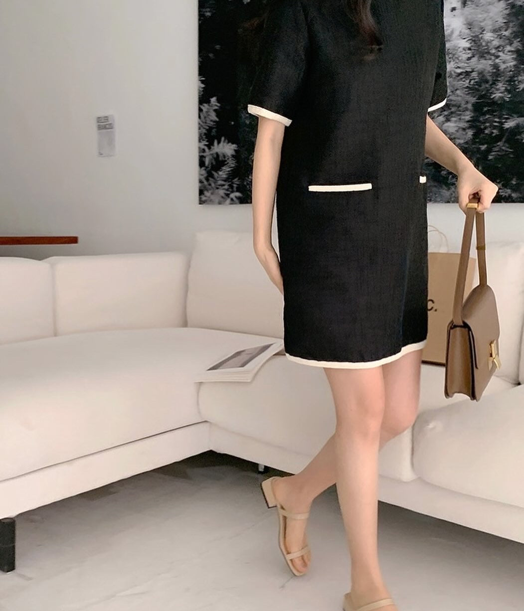 白い縁付きラウンドネックのシャネル風ワンピース