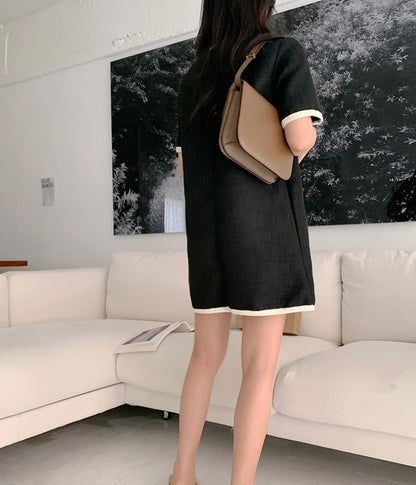 白い縁付きラウンドネックのシャネル風ワンピース