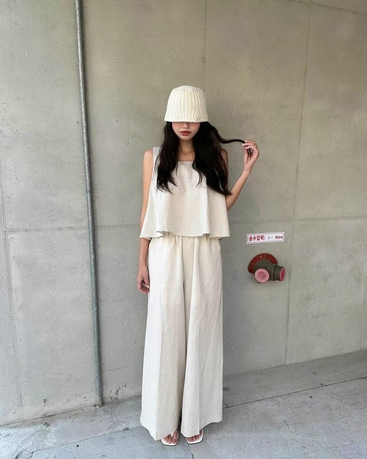 方領背心+休閒長褲