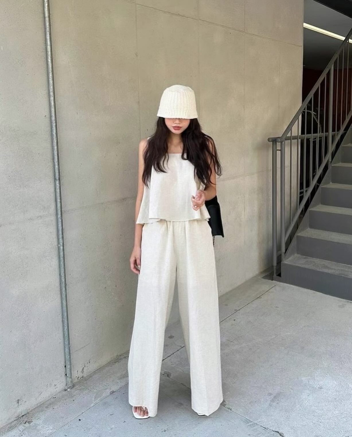 方領背心+休閒長褲